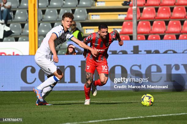 Cristian Buonaiuto of US Cremonese in action during the Serie A match between US Cremonese and Atalanta BC at Stadio Giovanni Zini on April 01, 2023...