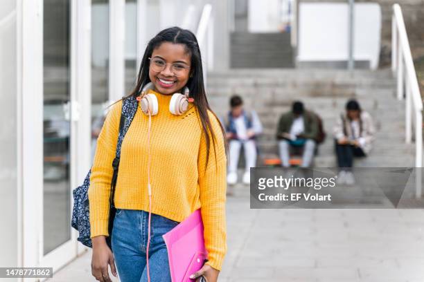 portrait of young african american university student woman with eyeglasses - scholarship stock-fotos und bilder