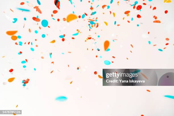 colorful and bright confetti abstract background for celebratory concepts - confetti photos et images de collection
