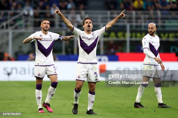 Giacomo Bonaventura of ACF Fiorentina celebrates after scoring the team's first goal during the Serie A match between FC Internazionale and ACF...