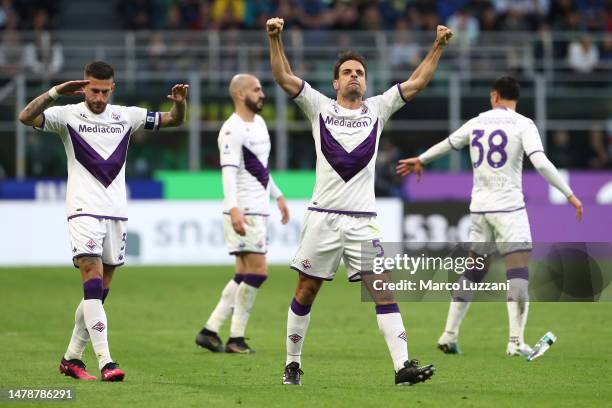 Giacomo Bonaventura of ACF Fiorentina celebrates after scoring the team's first goal during the Serie A match between FC Internazionale and ACF...