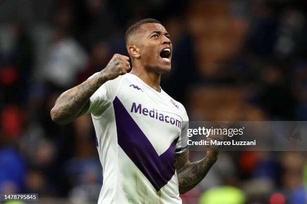 Igor of ACF Fiorentina celebrates victory in the Serie A match between FC Internazionale and ACF Fiorentina at Stadio Giuseppe Meazza on April 01,...