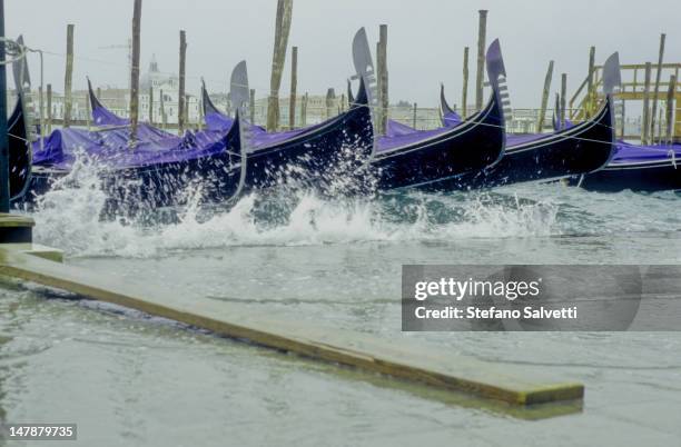 venezia, gondole con mare grosso - acqua splash bildbanksfoton och bilder