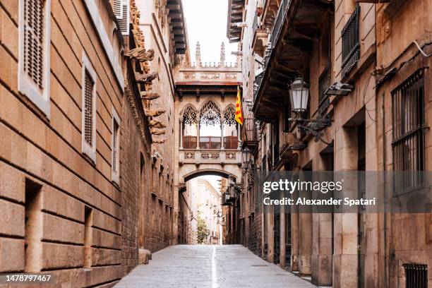 street with balcony in gothic quarter, barcelona, spain - gotisches viertel barcelona stock-fotos und bilder