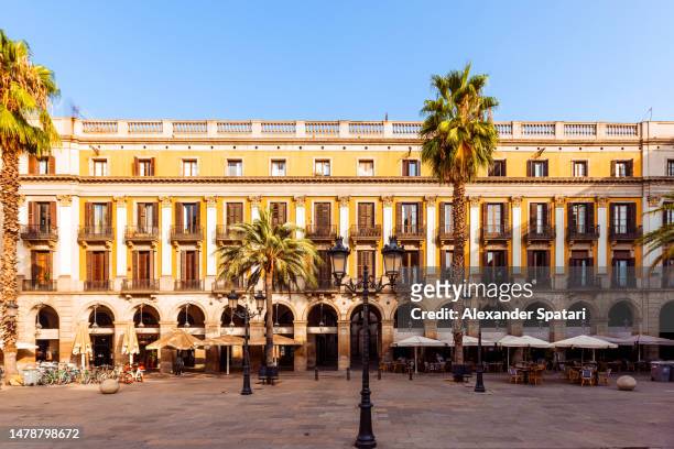 placa reial (royal square) on a sunny morning, barcelona, spain - las ramblas fotografías e imágenes de stock