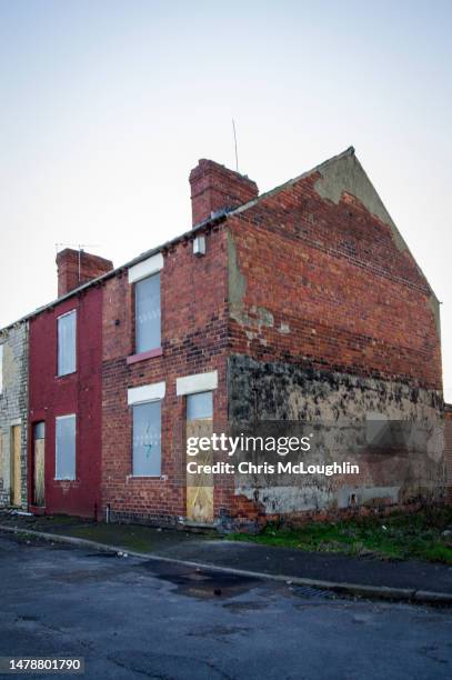 derelect house - verlaten slechte staat stockfoto's en -beelden