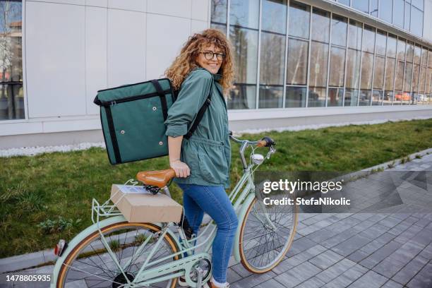 mein service macht glücklich - fahrradkurier stock-fotos und bilder