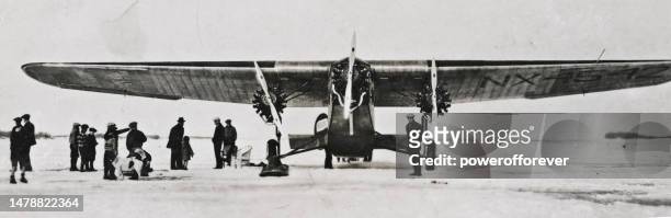 floyd bennett mit richard e. byrds ford tri-motor airplane nx4542 im the pas in manitoba, kanada - märz 1928 - star field stock-fotos und bilder
