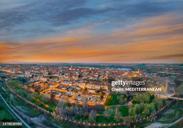 skyline aéreo de calahorra al atardecer en la zona de la rioja españa - comunidad autónoma de la rioja fotografías e imágenes de stock
