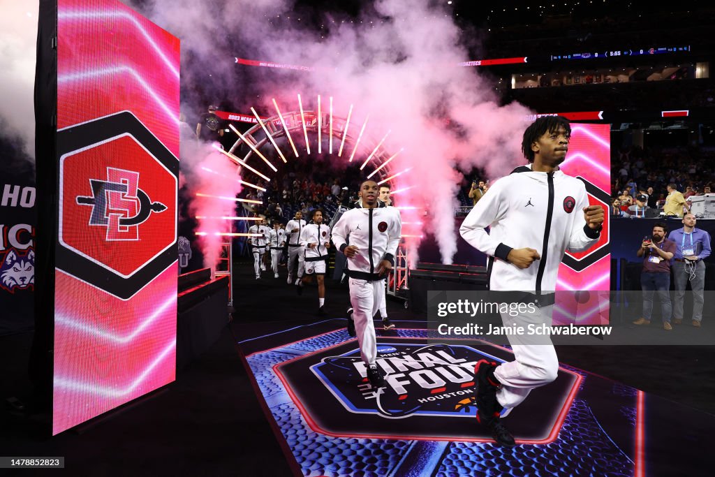 Aztecs Fla San Diego State Aztecs players run onto the court before the game ...
