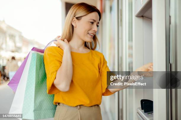 zeichnen etwas bargeld aus dem geldautomaten - reusable shopping bag drawing stock-fotos und bilder