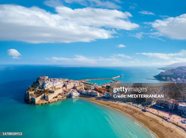 vue aérienne de la plage de peniscola à castellon sur la mer méditerranée de l’espagne - castello photos et images de collection