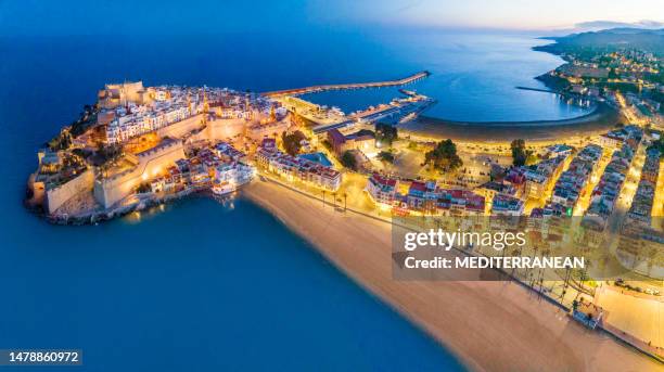 peñíscola aérea al atardecer en castellón sobre el mar mediterráneo españa - castellón fotografías e imágenes de stock