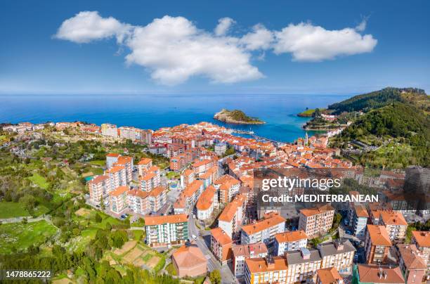 lekeitio lequeitio village skyline aerial view in vizcaya bizkaia, basque country - biskaje stockfoto's en -beelden