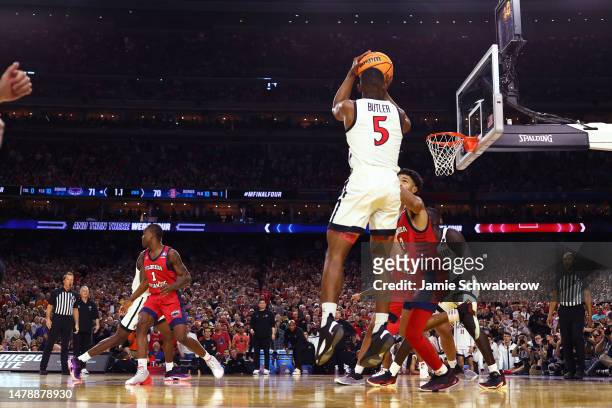 Lamont Butler of the San Diego State Aztecs shoots the ball to win the game against the Florida Atlantic Owls during the NCAA Men’s Basketball...