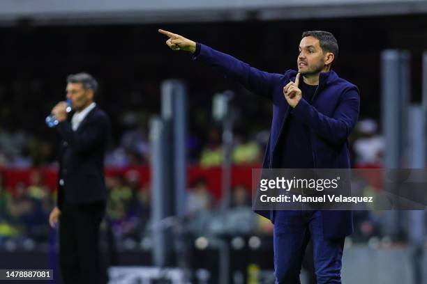 Nicolás Larcamón, coach of León gives instructions during the 13th round match between America and Leon as part of the Torneo Clausura 2023 Liga MX...