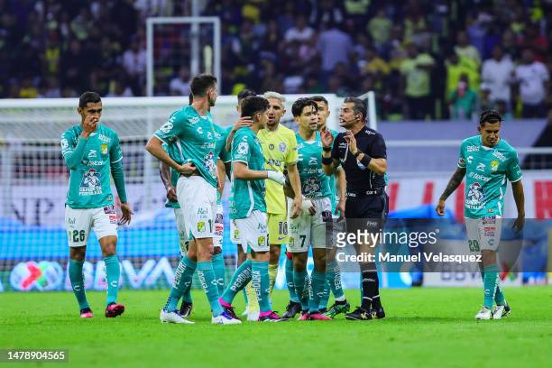 Players of Leon argue with Fernando Hernandez, referee during the 13th round match between America and Leon as part of the Torneo Clausura 2023 Liga...