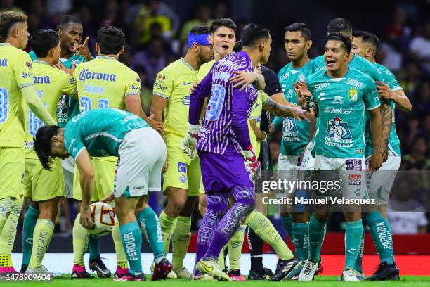 Luis Malagón of America argues with Lucas Romero of Leon during the 13th round match between America and Leon as part of the Torneo Clausura 2023...