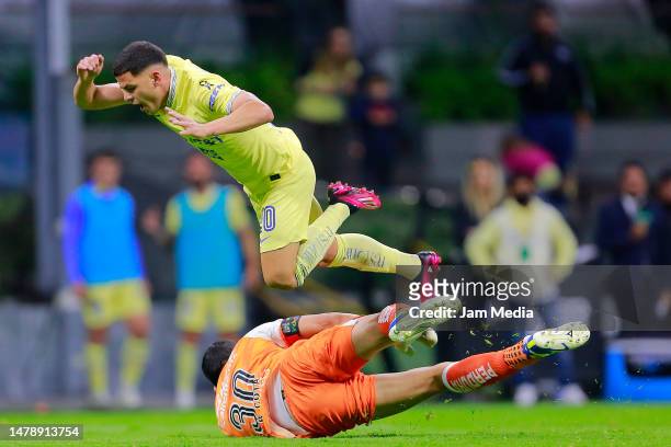 Richard Sanchez of America fights for the ball with Rodolfo Cota , goalkeeper of Leon during the 13th round match between America and Leon as part of...