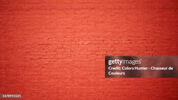 empty brick wall painted and patinated in red in paris, france - parede de tijolo imagens e fotografias de stock