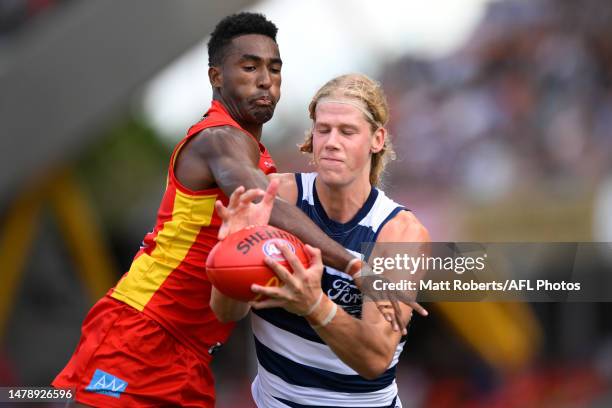 Hewago Paul Oea of the Suns competes for the ball against Zach Guthrie of the Cats during the round 03 AFL match between the Gold Coast Suns and the...