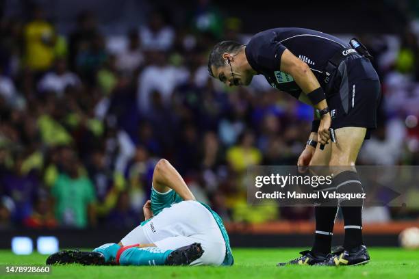 Fernando Hernandez referee checks Osvaldo Rodríguez of León during the 13th round match between America and Leon as part of the Torneo Clausura 2023...