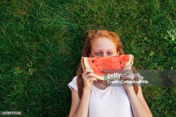 felice ragazza adolescente in vacanza - anguria foto e immagini stock