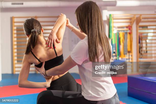 trabajando con el paciente en la clínica moderna de escoliosis desde el análisis hasta el ejercicio - encorvado fotografías e imágenes de stock