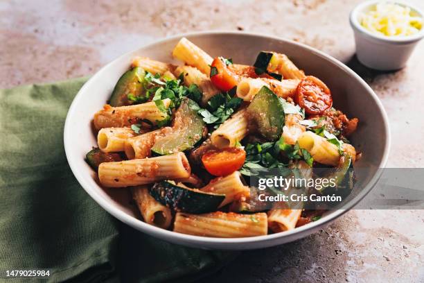 rigatoni with zucchini and tomato sauce - pasta fotografías e imágenes de stock
