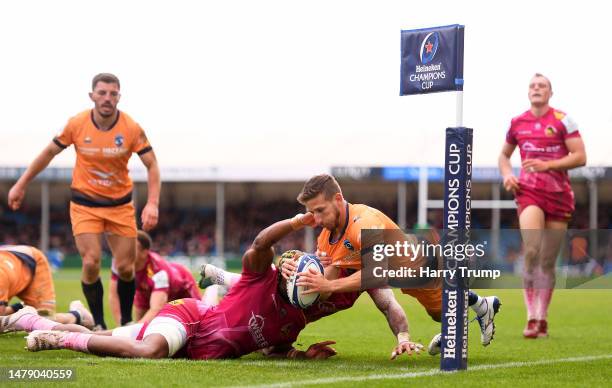 Vincent Rattez of Montpellier goes over for a try which is later disallowed for a knock on during the Heineken Champions Cup Round Of Sixteen match...