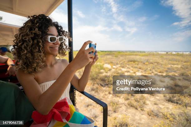turistas en tren en tavira - tavira fotografías e imágenes de stock