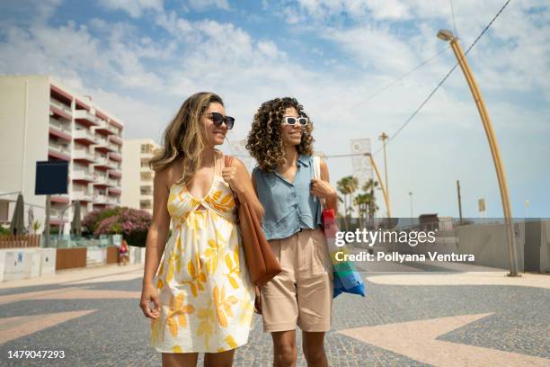 frauen, die den europäischen sommer genießen - faro city portugal stock-fotos und bilder