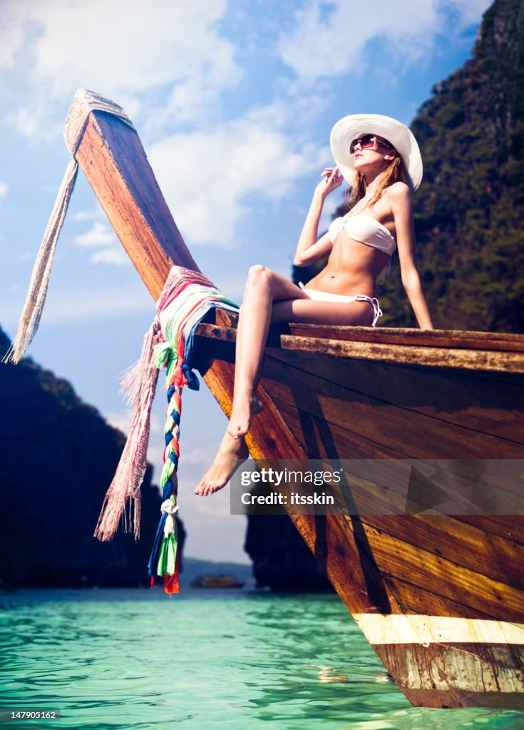 Femme sur le bateau «longue queue»