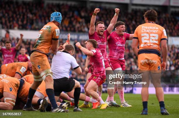 Sam Simmonds of Exeter Chiefs celebrates as team mate Josh Iosefa-Scott goes over to score their sides fourth try during the Heineken Champions Cup...