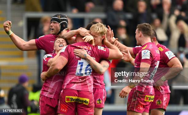 Players of Exeter Chiefs celebrate as Jack Yeandle of Exeter Chiefs goes over to score their sides fifth try to win the match following the Heineken...