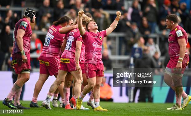 Players of Exeter Chiefs celebrate as Jack Yeandle of Exeter Chiefs goes over to score their sides fifth try to win the match following the Heineken...