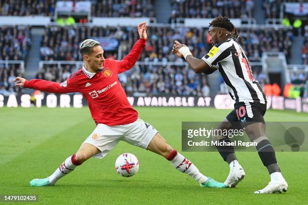 Antony of Manchester United battles for possession with Allan Saint-Maximin of Newcastle United during the Premier League match between Newcastle...