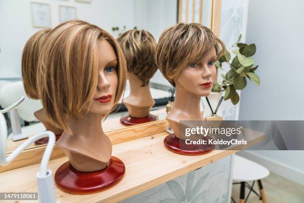 female mannequin heads with short blonde hair wigs - wig stock pictures, royalty-free photos & images