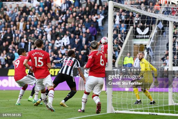 Joe Willock of Newcastle United scores the side's first goal during the Premier League match between Newcastle United and Manchester United at St....