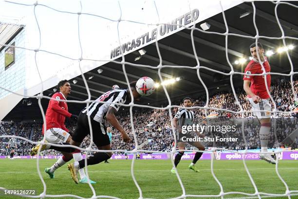 Joe Willock of Newcastle United scores the side's first goal during the Premier League match between Newcastle United and Manchester United at St....