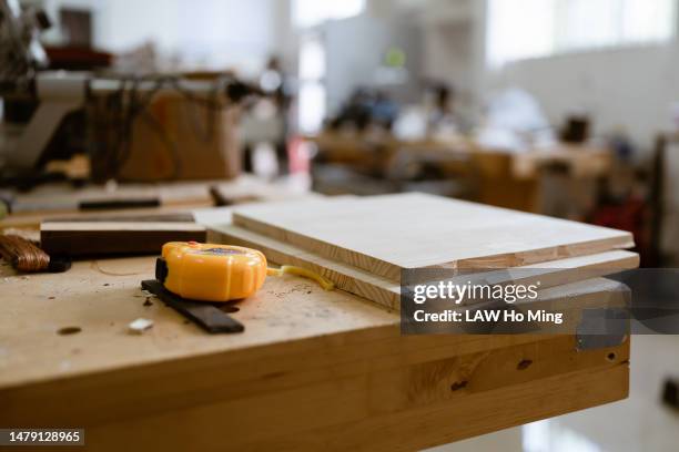 carpentry workshop - werkbank stockfoto's en -beelden
