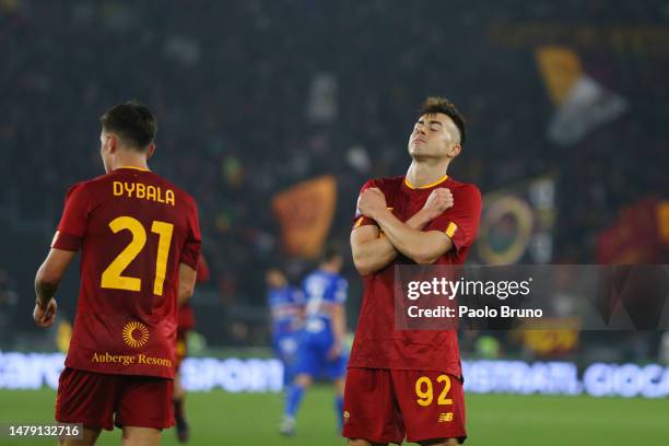 Stephan El Shaarawy of AS Roma celebrates after scoring the team's third goal during the Serie A match between AS Roma and UC Sampdoria at Stadio...