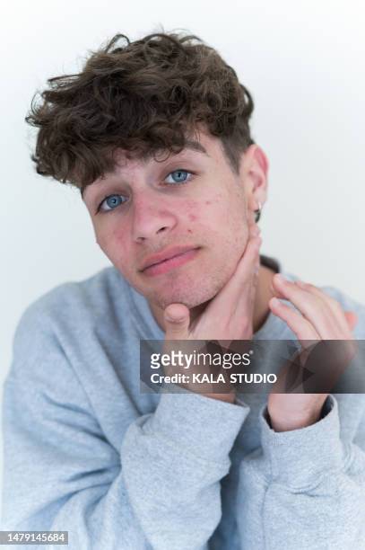 teenager applying beauty cream to face - teenage boy shave imagens e fotografias de stock