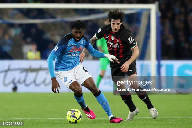 Frank Anguissa of SSC Napoli battles for possession with Sandro Tonali of AC Milan during the Serie A match between SSC Napoli and AC Milan at Stadio...
