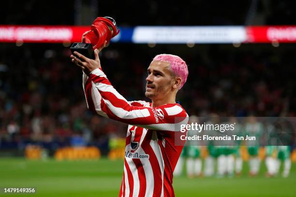 Antoine Griezmann of Atletico Madrid holds up his La Liga Player of the Month trophy during the LaLiga Santander match between Atletico de Madrid and...