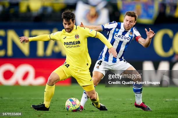 Manu Trigueros of Villarreal CF competes for the ball with Asier Illarramendi of Real Sociedad during the LaLiga Santander match between Villarreal...