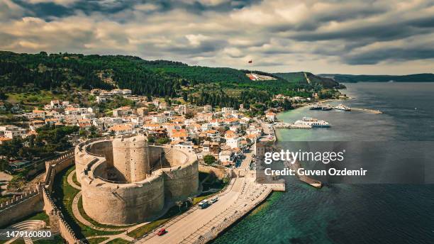 città con un vecchio castello sulle rive dei dardanelli, vista aerea di kilitbahir dai dardanelli, città di canakkale - gallipoli foto e immagini stock