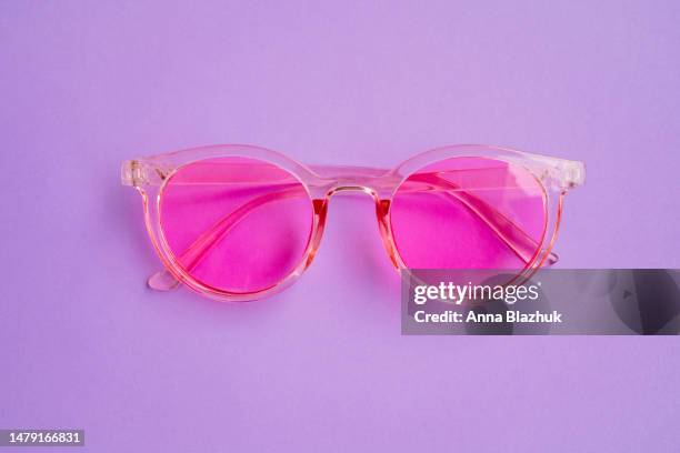 neon pink eyeglasses over purple background - over de 90 - fotografias e filmes do acervo