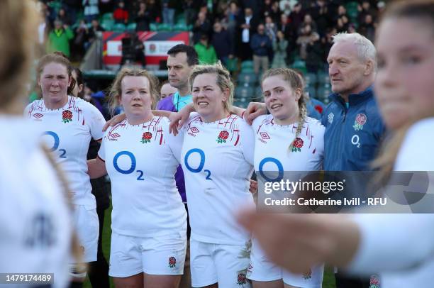 Lark Davies, Marlie Packer, Ella Wyrwas and head coach of England Simon Middleton in the huddle following the TikTok Women's Six Nations match...