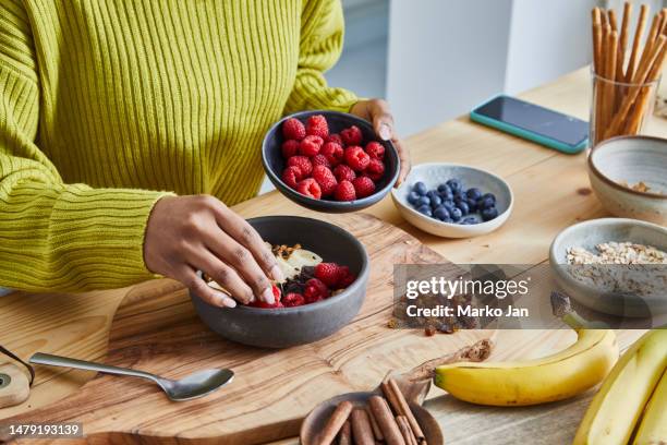 gesunde hafermahlzeit-frühstückszubereitung - eating nuts stock-fotos und bilder